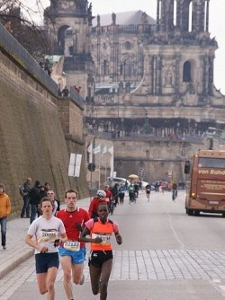 romantische Kulisse, eine exotische Frau an jeder Hand und Dominik denkt an... Sebastian!