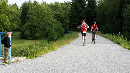 Matthias läuft mit einem Kochlöffel in der Hand