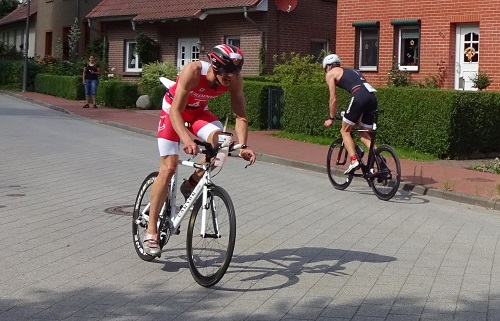 Patrick heizt durch's Wohngebiet