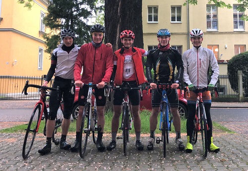 die Mutigen aus dem Team, die sich trotz Feuchtigkeit nach draussen gewagt haben