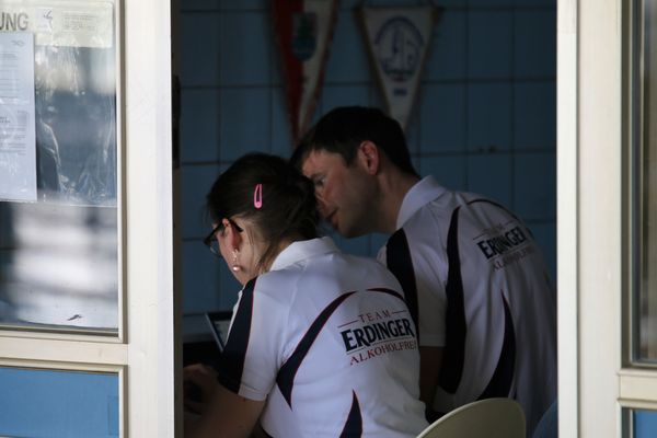 die Helfer werten aus